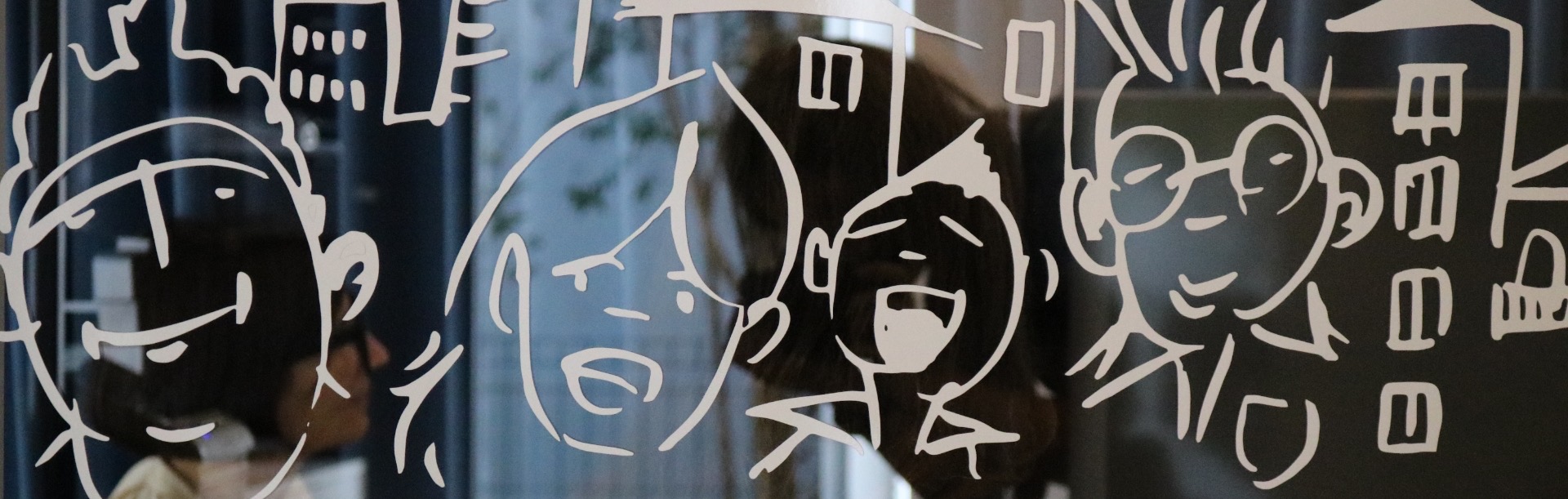 Illustrazioni disegnate a mano sulle vetrate della sede LaPlanning